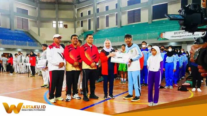 Bupati Bojonegoro Serahkan Bonus Bagi Peraih Medali Porprov Jatim Bupati Bojonegoro Serahkan Bonus Bagi Peraih Medali Porprov Jatim