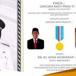 Bupati Bojonegoro Terima Piagam Lencana Bakti Praja Desa Dari Mendes PDTT