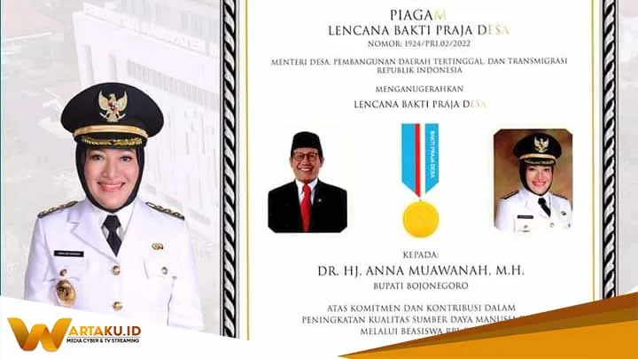 Bupati Bojonegoro Terima Piagam Lencana Bakti Praja Desa Dari Mendes PDTT