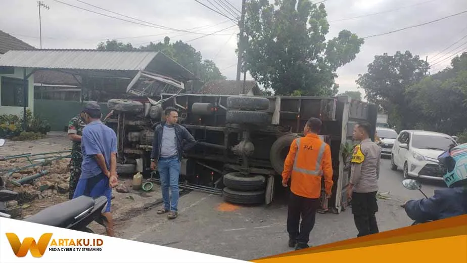 Diduga Sopir Mengantuk, Pagar Koramil Baureno Jadi Sasaran Truk Hingga Ambruk Diduga Sopir Mengantuk Pagar Koramil Baureno Jadi Sasaran Truk Hingga Ambruk