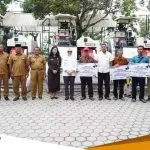 Dorong Efisiensi Bupati Bojonegoro Serahkan Bantuan Mesin Pemotong Padi Kepada Poktan
