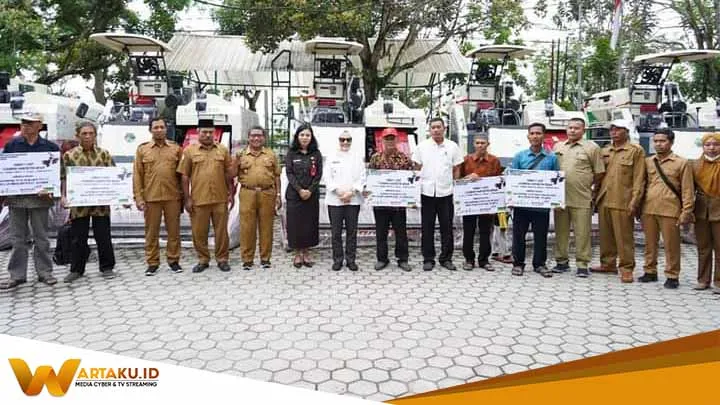 Dorong Efisiensi Bupati Bojonegoro Serahkan Bantuan Mesin Pemotong Padi Kepada Poktan