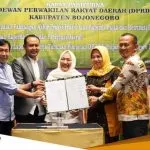Perda Pajak Dan Retribusi Daerah Ditetapkan DPRD Bupati Anna Ini Untuk Memberikan Pelayanan
