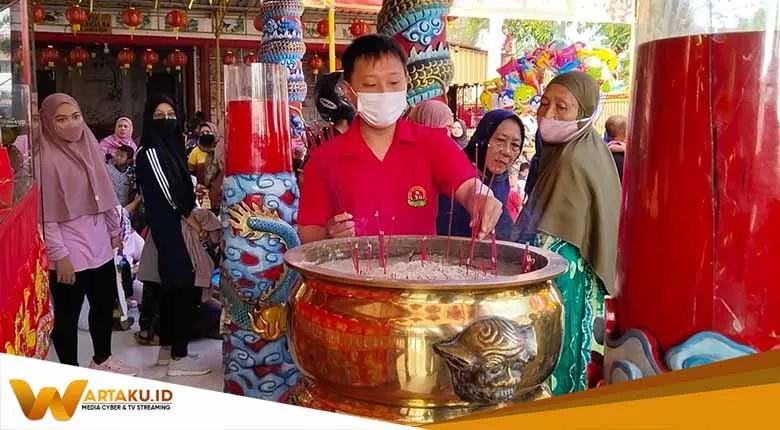 Antusiasme Masyarakat Bojonegoro Penuhi Kelenteng Hok Swie Bio Di Perayaan Imlek 1