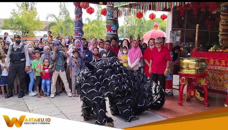Antusiasme Masyarakat Bojonegoro Penuhi Kelenteng Hok Swie Bio Di Perayaan Imlek 2