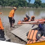 Lupa Matikan Sepeda Motor Saat Menyebrang, Seorang Anak Di Bojonegoro Tenggelam 1 Lupa Matikan Sepeda Motor Saat Menyebrang Seorang Anak Di Bojonegoro Tenggelam 1