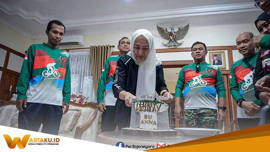 Bertepatan Dengan Ultah Bupati PWI Bojonegoro Beri Kejutan Saat Gowes Peringatan HPN 1