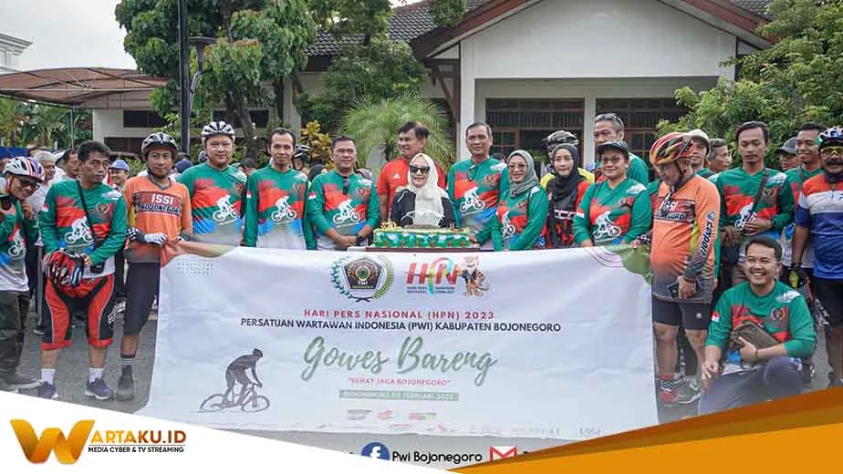 Bertepatan Dengan Ultah Bupati PWI Bojonegoro Beri Kejutan Saat Gowes Peringatan HPN 2