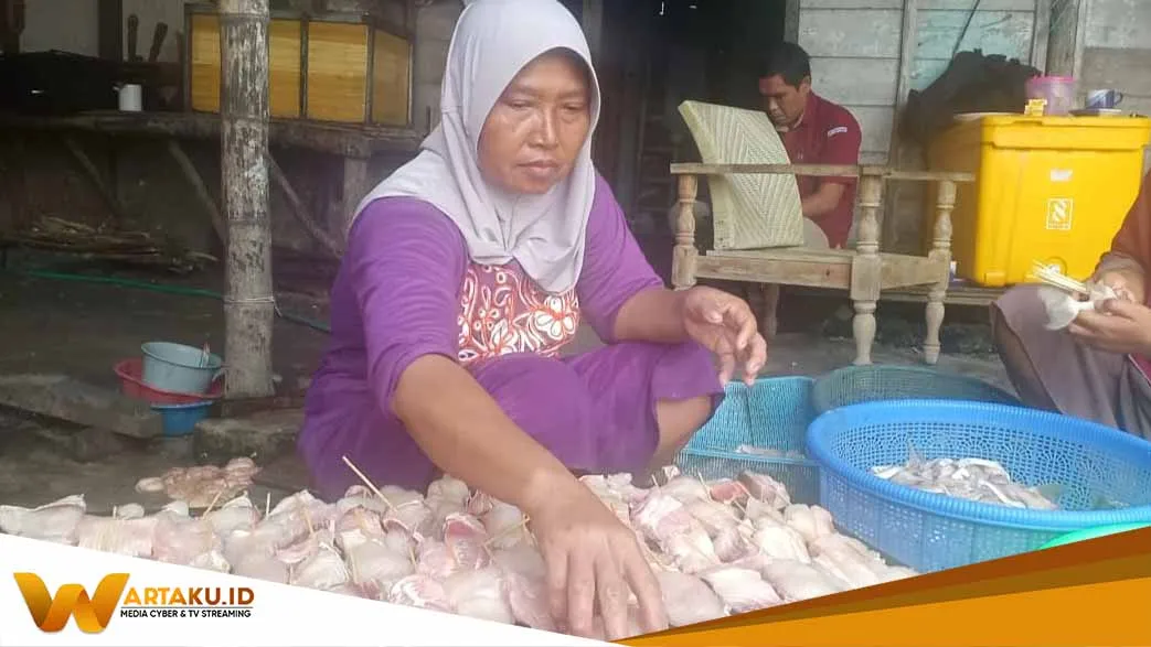 Usaha Ikan Asap, Nuril Untung Jutaan Rupiah Perbulan 2 Usaha Ikan Asap Nuril Untung Jutaan Rupiah Perbulan 2