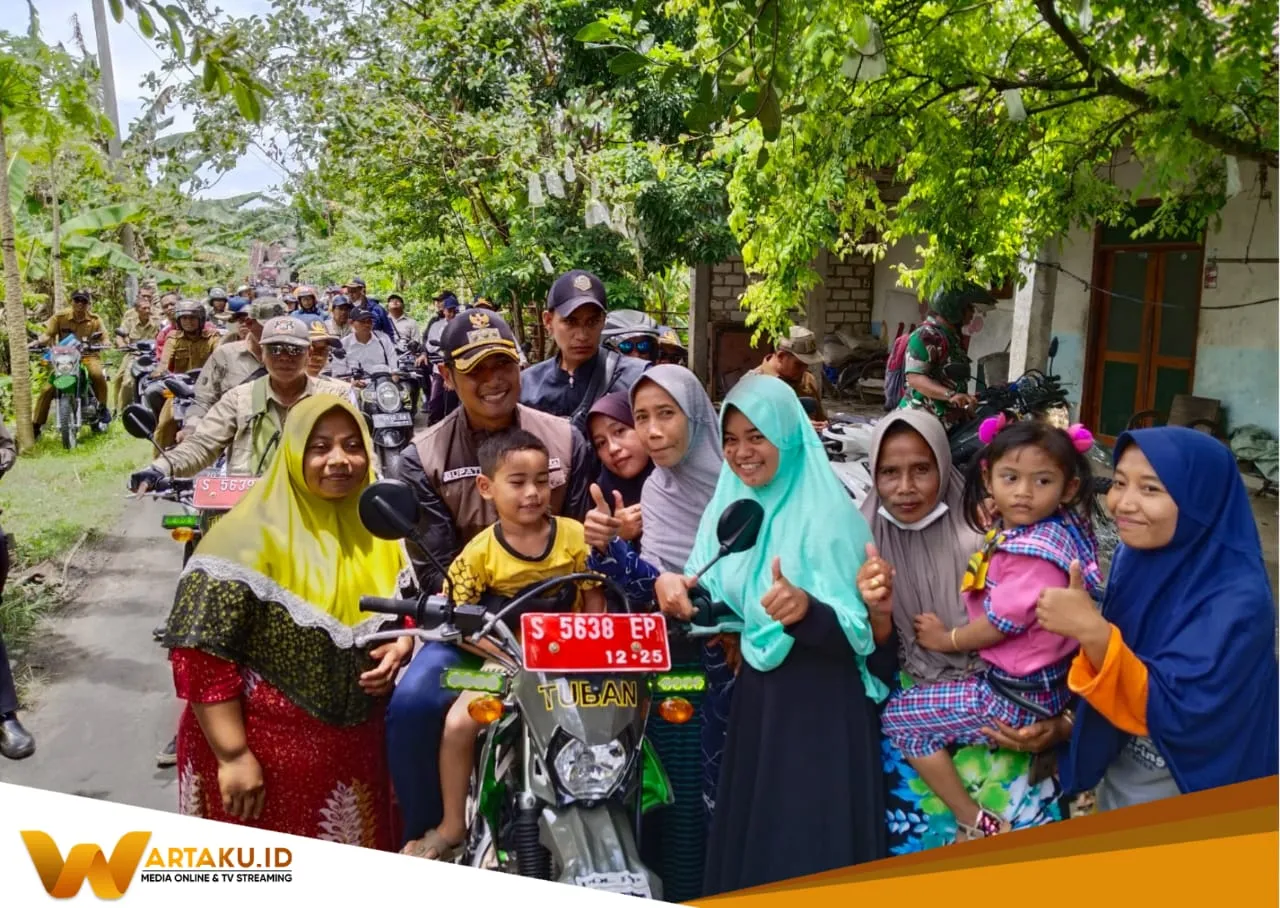 Bupati Tuban Saat menyapa Warga Bupati Tuban Saat Menyapa Warga