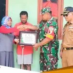 Gunakan Uang Pribadi Babinsa Kodim Bojonegoro Bantu Warga Pasang Listrik Gratis