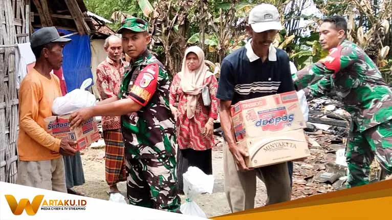 Peduli Korban Kebakaran Babinsa Kepohbaru Bojonegoro Berikan Bantuan Sembako Ke Warga