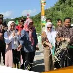 Senyum Bahagia Warga Empat Jembatan Soko Temayang Diresmikan Bupati Anna 1