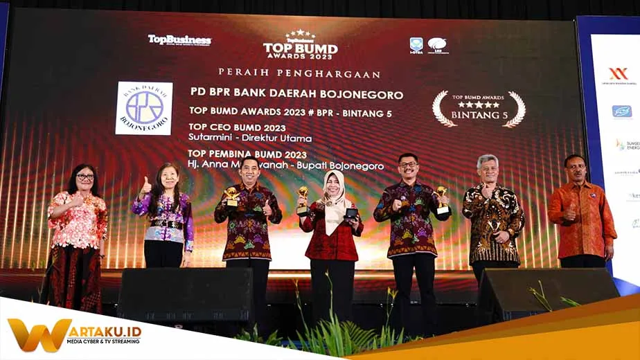 Bupati Bojonegoro Menerima Penghargaan TOP Pembina BUMD 2023 1