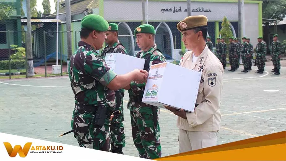 Dandim Bojonegoro Serahkan Bingkisan Lebaran Kepada Prajurit Dan PNS