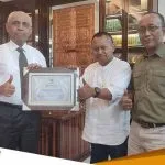 Ketua Dewan Pembina SMSI Jatim Terima PWI Jatim Award 2023