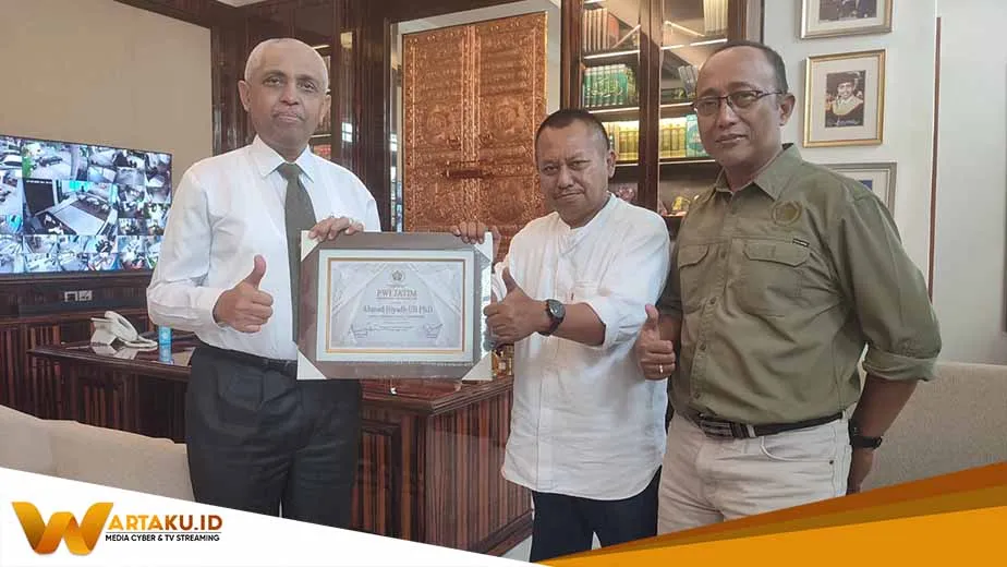 Ketua Dewan Pembina SMSI Jatim Terima PWI Jatim Award 2023