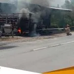 Percikan Api Las Sambar Truk LPG Kobaran Api Bakar Rumah Dan Kendaraan 1