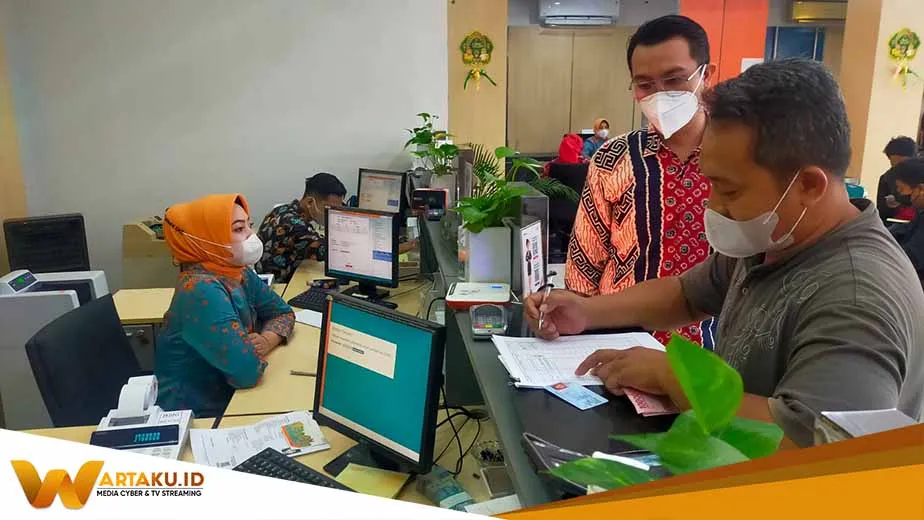 Tradisi Berbagi Uang Baru Di Hari Raya Masyarakat Serbu Bank 1
