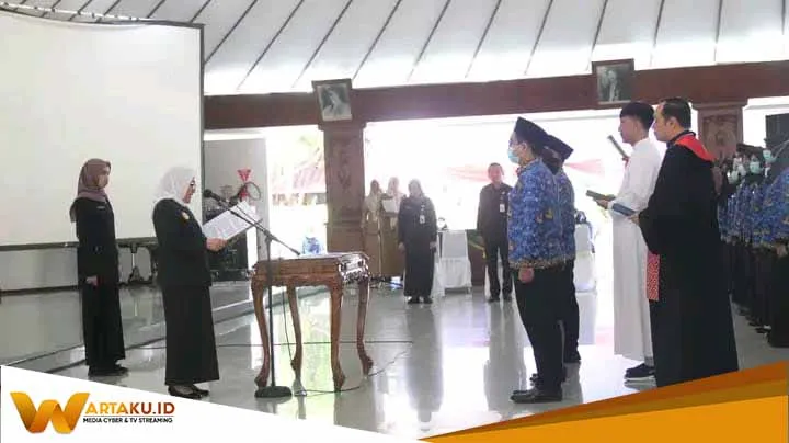Ambil Sumpah PNS Baru, Bupati Bojonegoro Bangun Loyalitas dan Integritas Terhadap Negara Ambil Sumpah PNS Baru Bupati Bojonegoro Bangun Loyalitas Dan Integritas Terhadap Negara