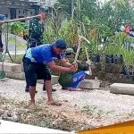 Kompak Babinsa Sumberrejo Bojonegoro Bersama Warga Karangdowo Perbaiki Jalan Desa
