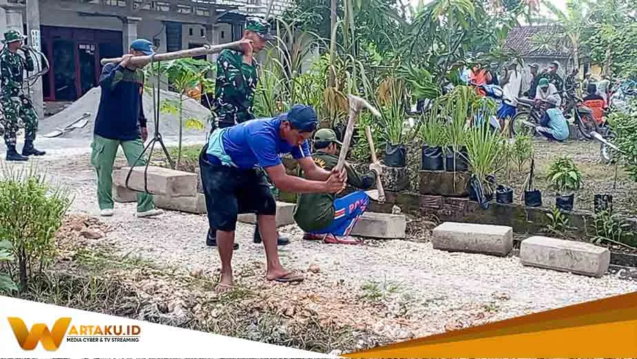 Kompak Babinsa Sumberrejo Bojonegoro Bersama Warga Karangdowo Perbaiki Jalan Desa