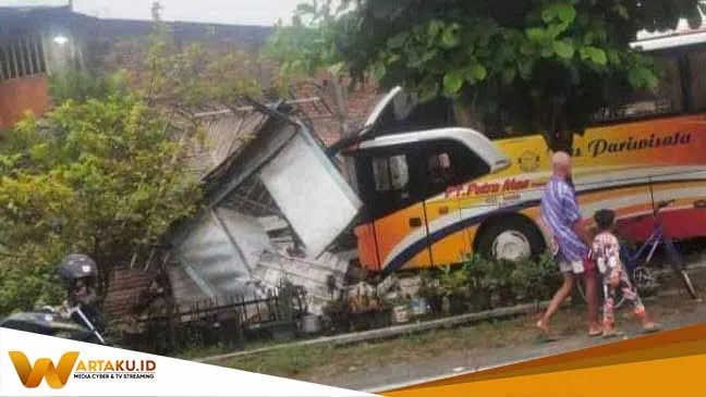 Sopir Mengantuk Bus Tanpa Penumpang Seruduk Rumah Di Bojonegoro 1