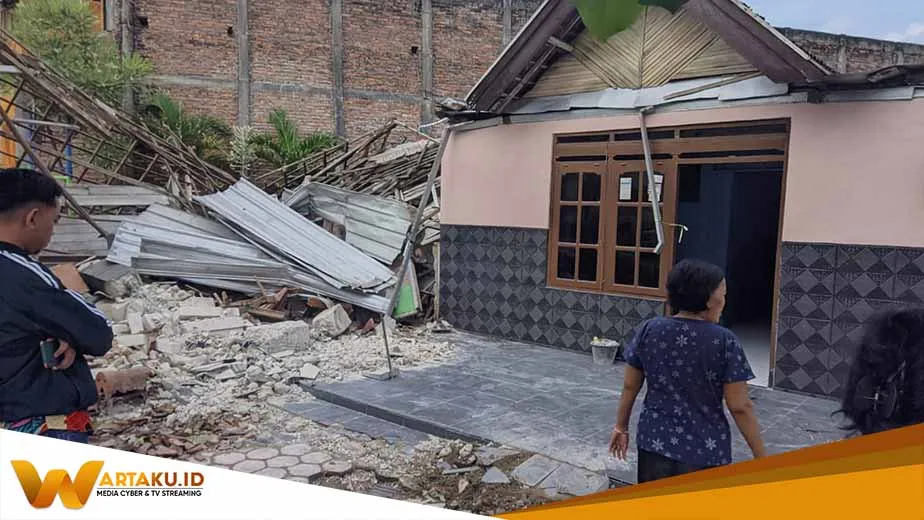 Sopir Mengantuk Bus Tanpa Penumpang Seruduk Rumah Di Bojonegoro 2