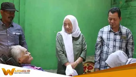Bupati Bojonegoro Serahkan Bantuan Kursi Roda Kepada Warga Kedewan