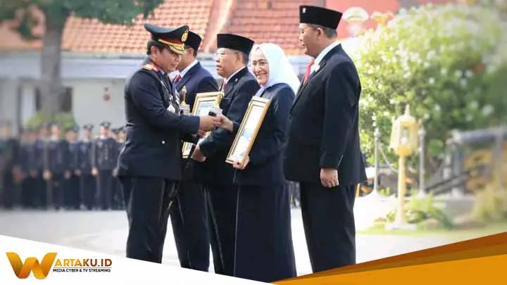 Dukung Pelayanan Polri, Bupati Bojonegoro Raih Penghargaan Tan Hana Dharma Mangrwa Dukung Pelayanan Polri Bupati Bojonegoro Raih Penghargaan Tan Hana Dharma Mangrwa