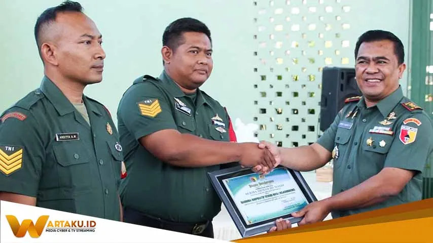 Jam Komandan Dandim Bojonegoro Berikan Penghargaan Babinsa Berprestasi1