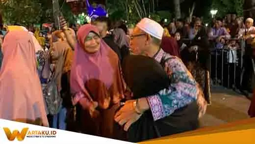 Jemaah Haji Asal Bojonegoro Tiba di Pendopo Malowopati, Disambut Haru Keluarga Jemaah Haji Asal Bojonegoro Tiba Di Pendopo Malowopati Disambut Haru Keluarga
