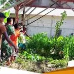 Kompak Babinsa Sumberrejo Bojonegoro Bersama Mahasiswa KKN Bantu Perbaiki Rumah Warga