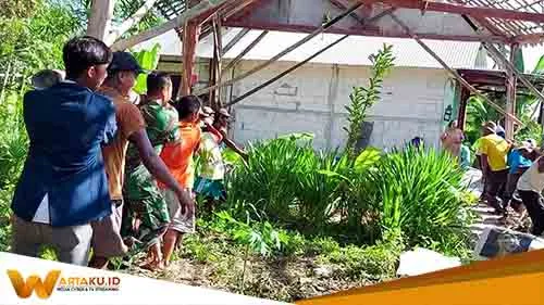 Kompak Babinsa Sumberrejo Bojonegoro Bersama Mahasiswa KKN Bantu Perbaiki Rumah Warga
