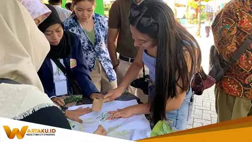 Rangkaian B-TIFF, Delegasi 4 Negara Ikuti Demo Proses Membuat Aneka Produk Khas Bojonegoro Rangkaian B TIFF Delegasi 4 Negara Ikuti Demo Proses Membuat Aneka Produk Khas Bojonegoro