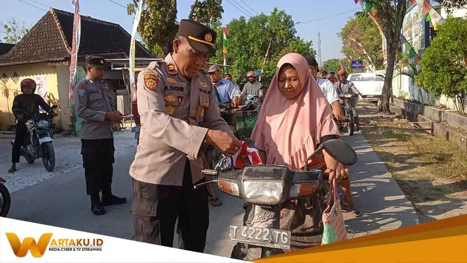 Sambut Kemerdekaan Ke 78 Polsek Tambakrejo Bagikan Ratusan Bendera 2