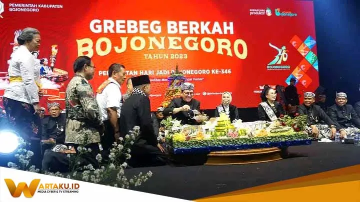 Peringati HJB Ke-346, Warga Bojonegoro Berbahagia Ikuti Grebeg Berkah di Alun-Alun 1 Peringati HJB Ke 346 Warga Bojonegoro Berbahagia Ikuti Grebeg Berkah Di Alun Alun 1