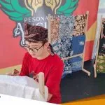 UMKM Bojonegoro Pamerkan Produk Unggulan Di Anjungan Jawa Timur TMII Ajak Pengunjung Membatik
