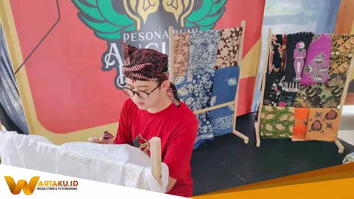 UMKM Bojonegoro Pamerkan Produk Unggulan Di Anjungan Jawa Timur TMII Ajak Pengunjung Membatik
