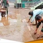 Babinsa Koramil Dander Bojonegoro Bantu Bersihkan Lumpur Akibat Banjir Bandang