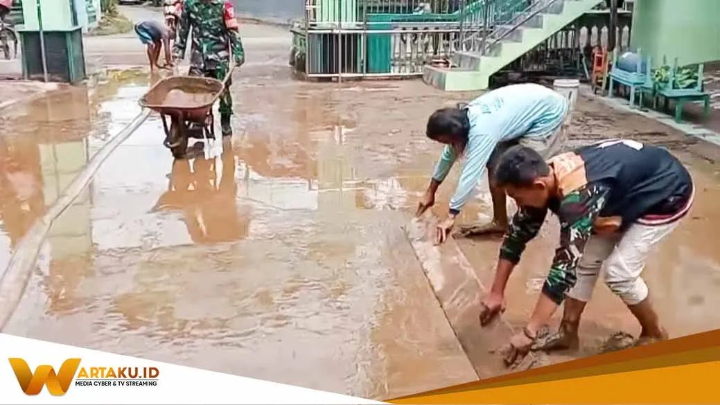 Babinsa Koramil Dander Bojonegoro bantu Bersihkan Lumpur Akibat Banjir Bandang Babinsa Koramil Dander Bojonegoro Bantu Bersihkan Lumpur Akibat Banjir Bandang