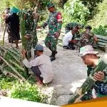 Babinsa Koramil Padangan Bojonegoro Bersama Warga Ngeper Gotong Royong Buat Jembatan