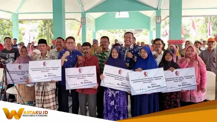 Pj Bupati Bojonegoro Salurkan Bansos Penanganan Kemiskinan Bantu Kebutuhan Warga Jelang Ramadan