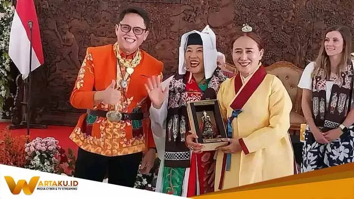 Bertukar Cinderamata Delegasi 8 Negara Di B TIFF Disambut Pj Bupati Bojonegoro