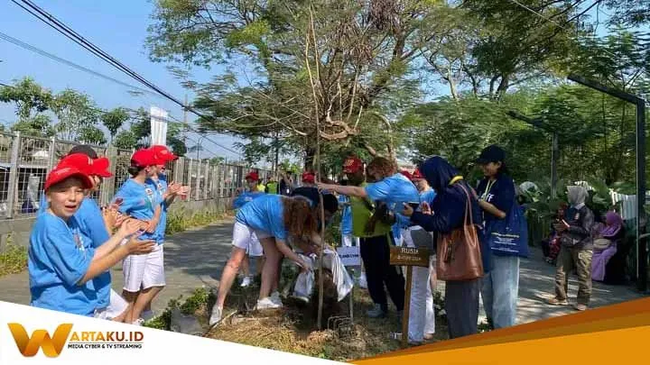 Hari Kedua B TIFF Para Delegasi 8 Negara Diajak Tanam Pohon Di Taman Bengawan Solo