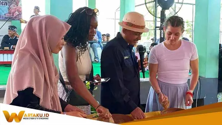 Kemeriahan Turis Ngulek Rujak di Desa Wisata Ngringinrejo, Para Delegasi B-TIFF Mengaku Senang Kemeriahan Turis Ngulek Rujak Di Desa Wisata Ngringinrejo Para Delegasi B TIFF Mengaku Senang