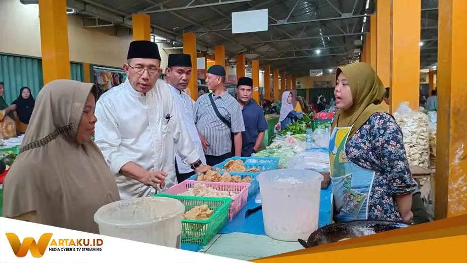 Teguh Haryono Blusukan di Pasar Gayam, Pedagang Berebut Minta Foto dan Berharap ada Bantuan Modal Teguh Haryono Blusukan Di Pasar Gayam Pedagang Berebut Minta Foto Dan Berharap Ada Bantuan Modal