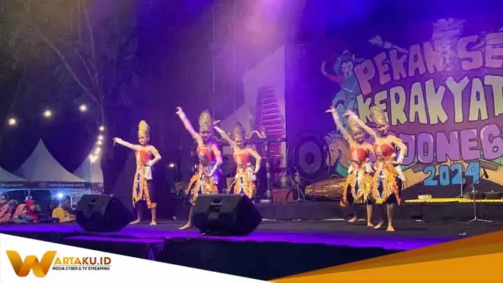 Seniman Tari Teater Dan Reog Hibur Warga Bojonegoro Di Ajang Pekan Seni Kerakyatan
