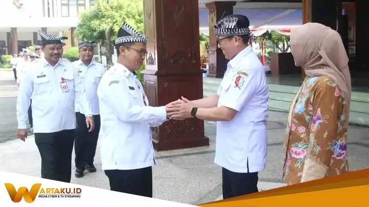 Pj Bupati Bojonegoro Adriyanto Pimpin Apel Terakhir di Halaman Pendopo, Pamitan dan Ucapkan Terimakasih Pj Bupati Bojonegoro Adriyanto Pimpin Apel Terakhir Di Halaman Pendopo Pamitan Dan Ucapkan Terimakasih