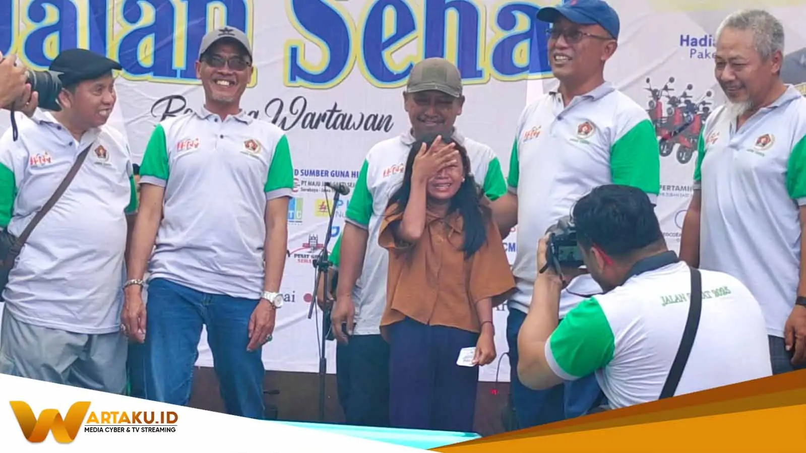 Sersan Munir Persembahkan Hadiah Umrah Jalan Sehat PWI Jatim Untuk Ibunda